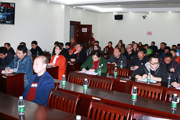 郴汽集團(tuán)組織觀看《互聯(lián)網(wǎng)+傳統(tǒng)企業(yè) &mdash;&mdash;網(wǎng)絡(luò)轉(zhuǎn)型的戰(zhàn)略關(guān)鍵》專題視頻講座