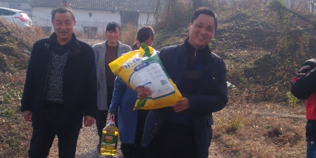 這個(gè)冬天不太冷，扶貧慰問情意濃
