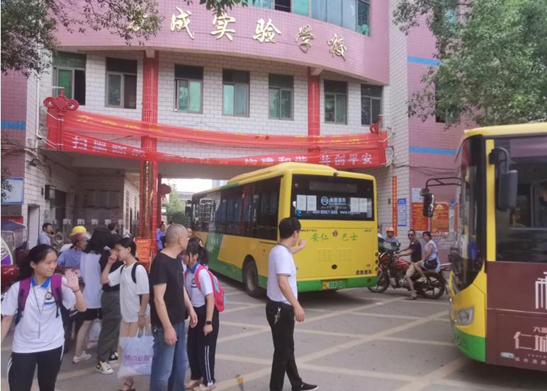 郴汽集團(tuán)安仁分公司開通眾成實(shí)驗(yàn)學(xué)校初中部“校園直通車” 郴汽集團(tuán)安仁分公司開通眾成實(shí)驗(yàn)學(xué)校初中部“校園直通車”