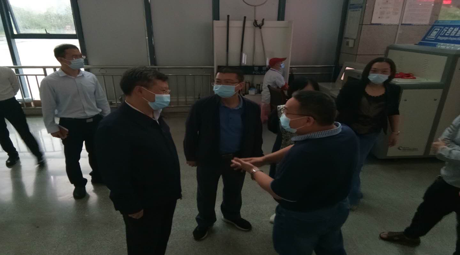 譚建上到我司汽車站調(diào)研指導疫情防控工作 譚建上到我司汽車站調(diào)研指導疫情防控工作